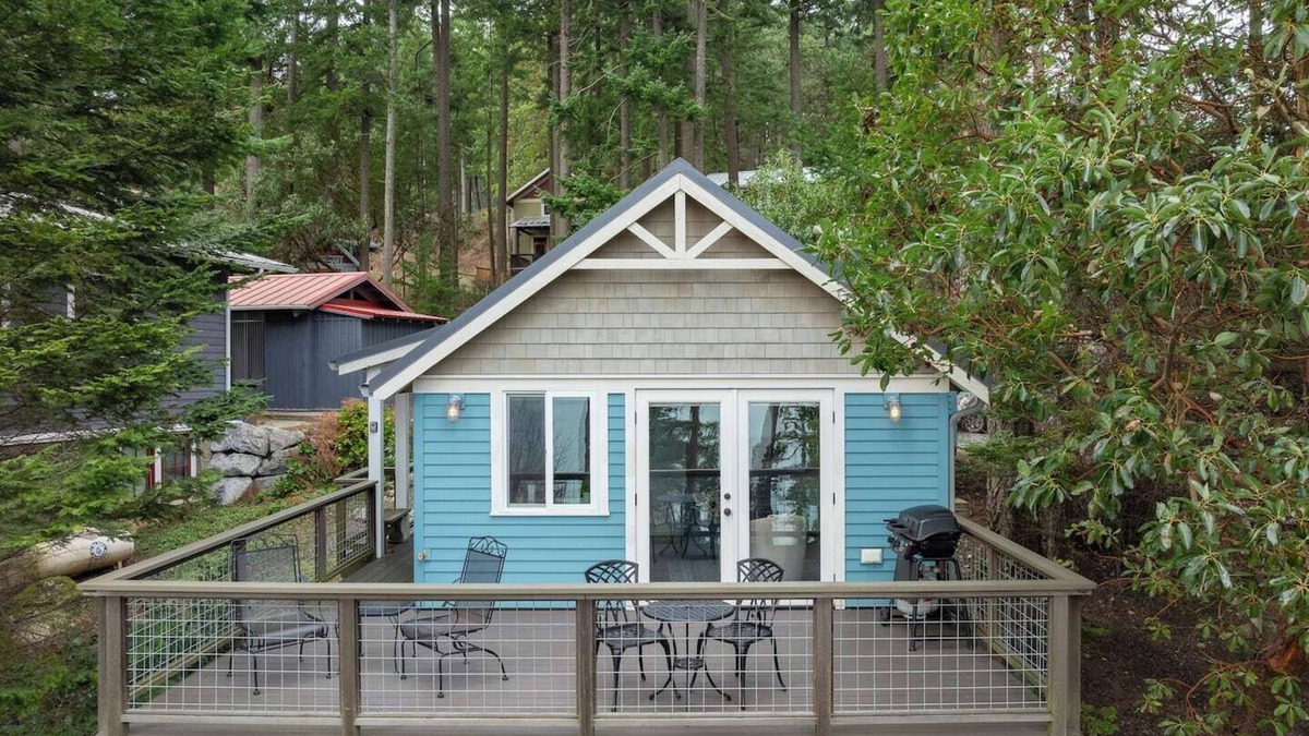 Eastsound Cottage | Water View, Impeccable Studio Cottage overlooking East Sound, Walk to Town, Close to Everything!