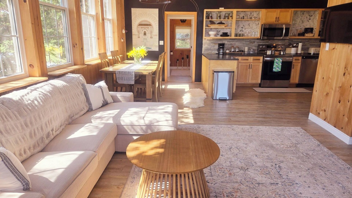 Brackley Beach Cabin | Water view, king bed, 3 min. to beach, near downtown, full kitchen, pet friendly