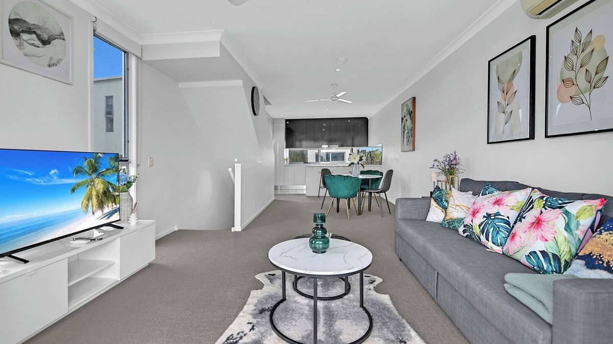 Carrara Apartment | Water View Modern Three-level Townhouse in Carrara