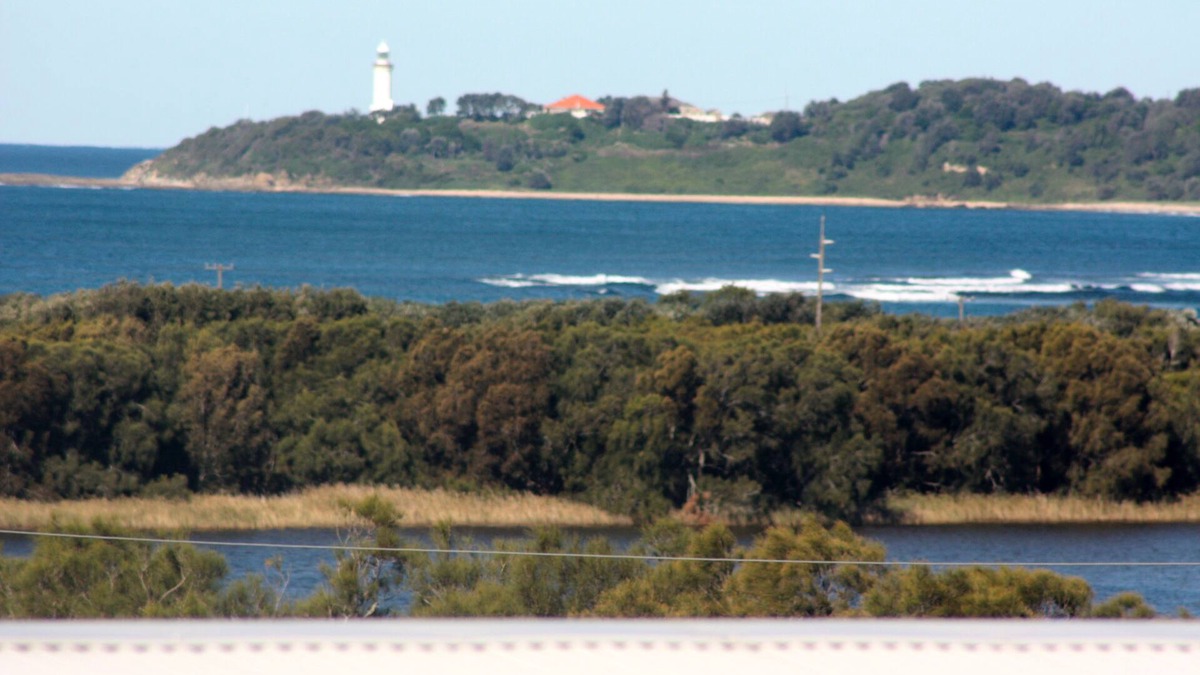 Budgewoi House | Water Views, Close to Beach & Lake - Relax! nCosy Fire, Pool Table Foosball Spa