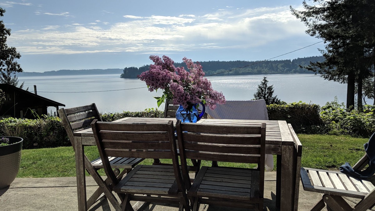 Lakebay House | Water, water, water! Pristine beach hideaway in South Sound