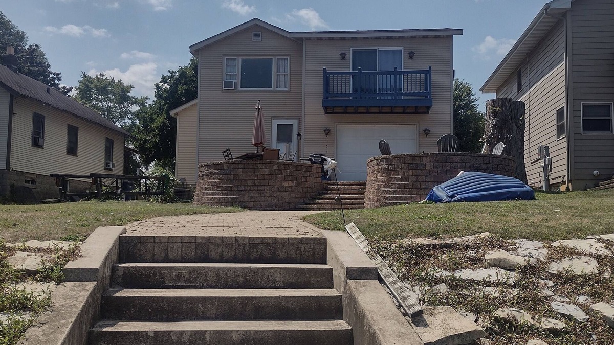 Kankakee House | Water Way a Kankakee River Getaway 5-star property is ready for your arrival!