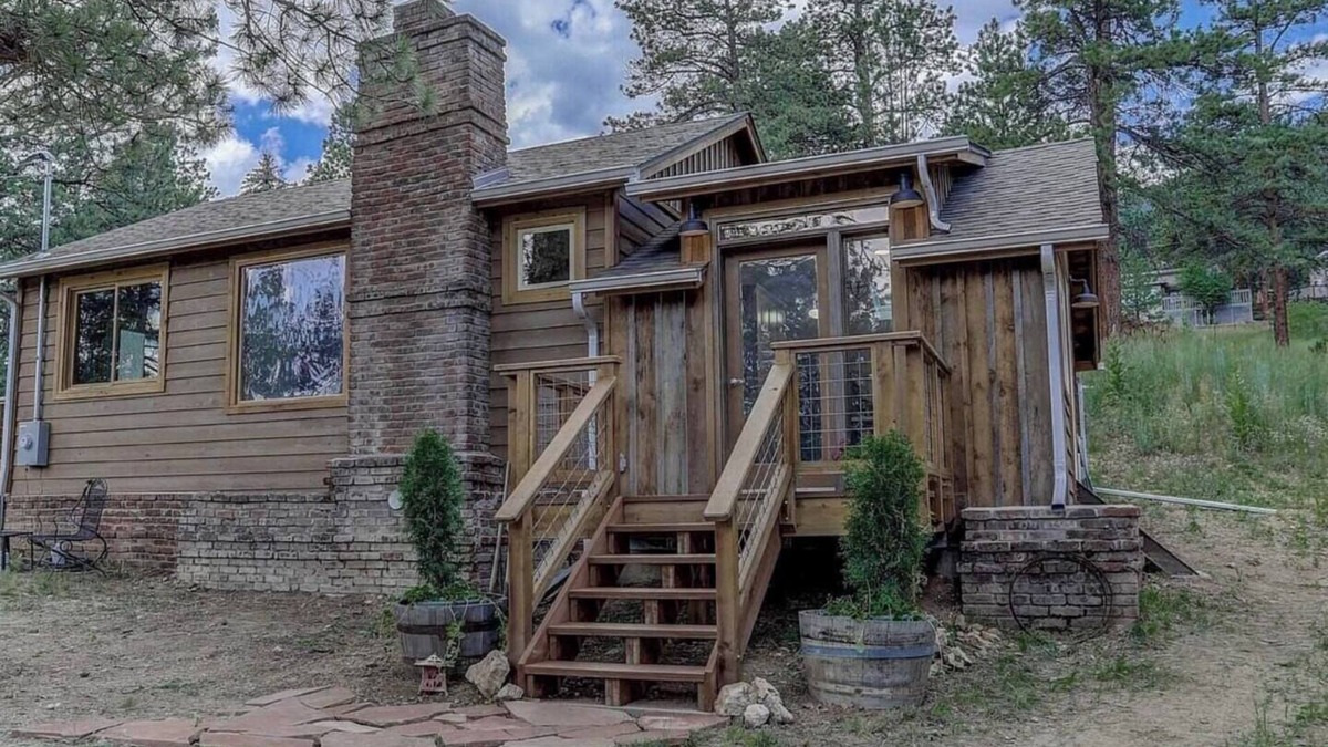 Evergreen Cabin | waterfall/stream, sauna, fireplace, hammock, full kitchen