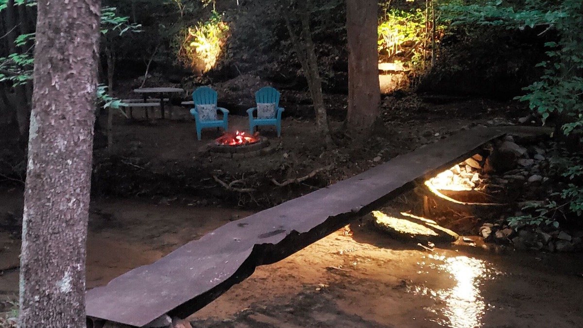 Hickman Apartment | Waterfall Suite- Private Secluded Loft in Lyles