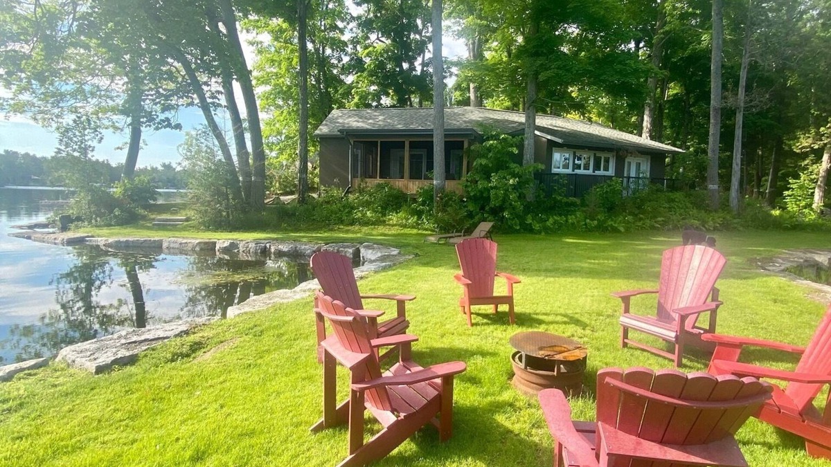 Trent Lakes House | Waterfieldhouse 2 bedroom with two ensuites and a Muskoka room