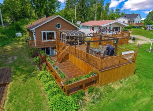 Plaisance Ski Chalet | Waterfont Cottage - Chez Plezzy Cottage