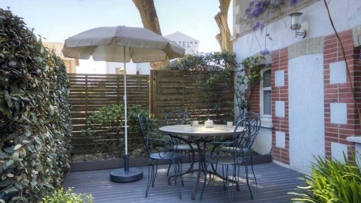 Tharon-Plage Cottage | Waterfront 2-Bedroom Cottage with Terrace in Saint-Michel-Chef-Chef