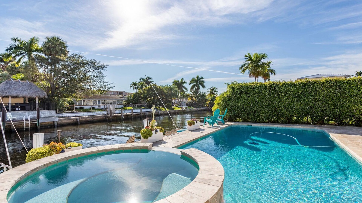Bel Air House | Waterfront Heated pool with Jacuzzi 3/2 in Lauderdale by the Sea