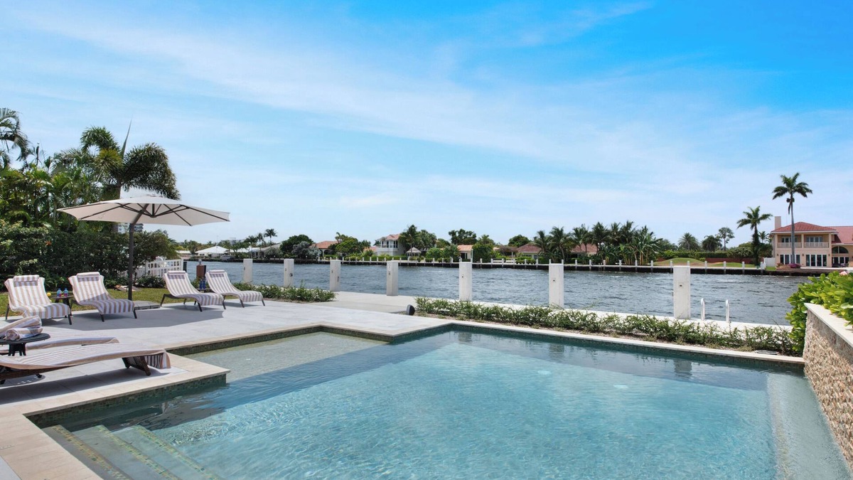 Lauderdale-by-the-Sea Villa | Waterfront Villa- 8min walk to the beach - Heated Pool- Gym - Outdoor BBQ grill