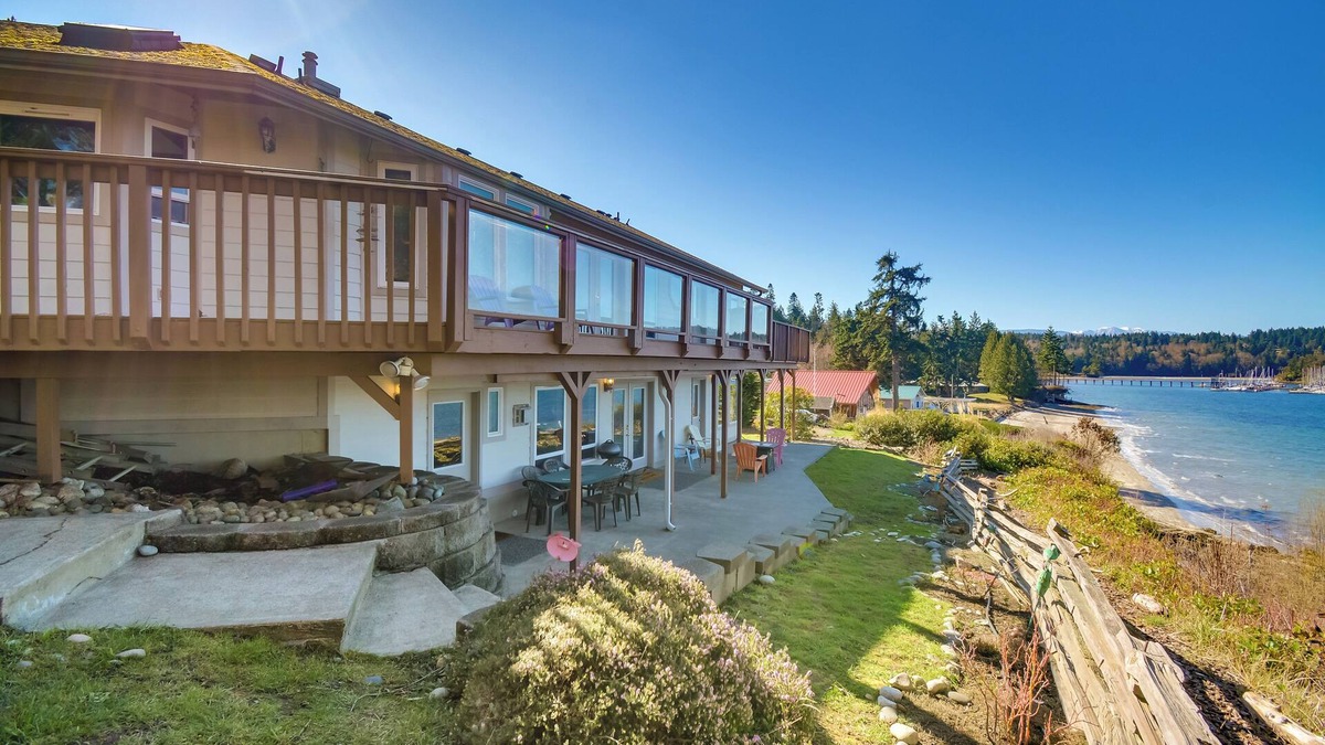 Port Hadlock House | Waterfront PNW Escape w/Deck & Beach Access!