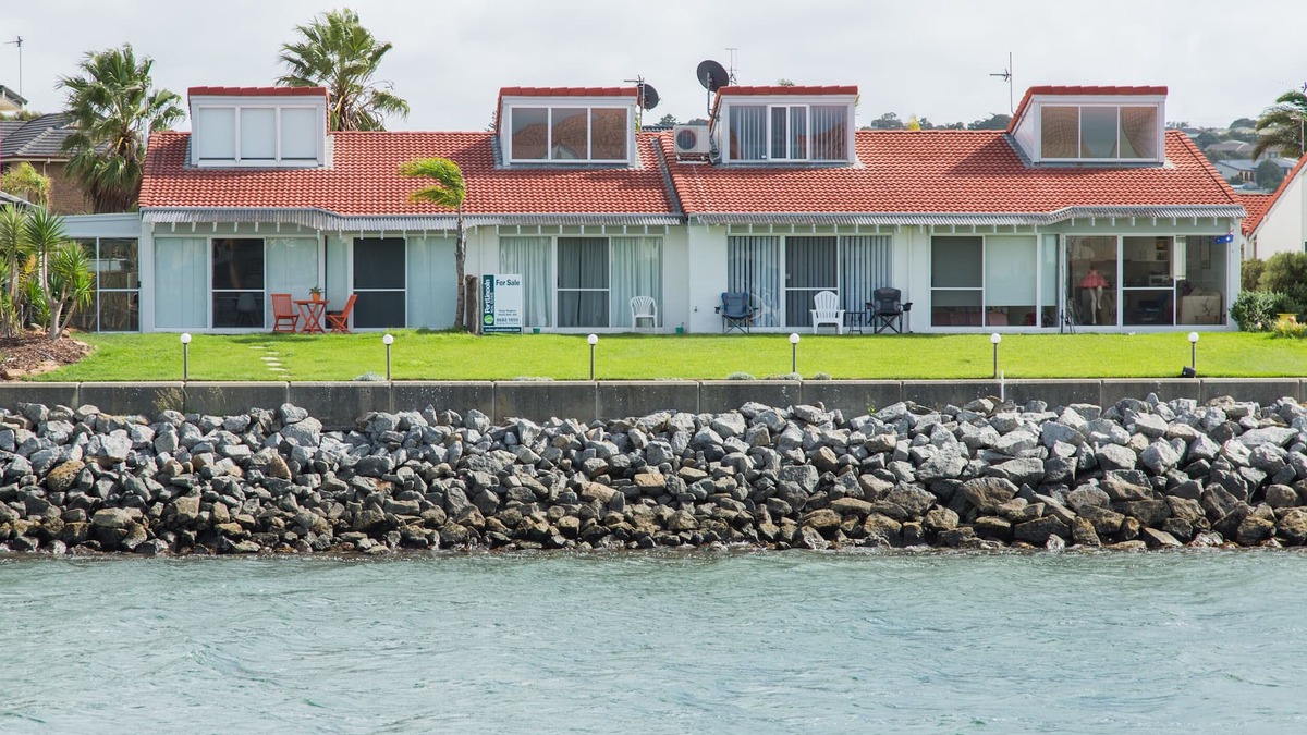 Port Lincoln Apartment | Waterfront 2 bedroom Apartment located on the town side of the Marina