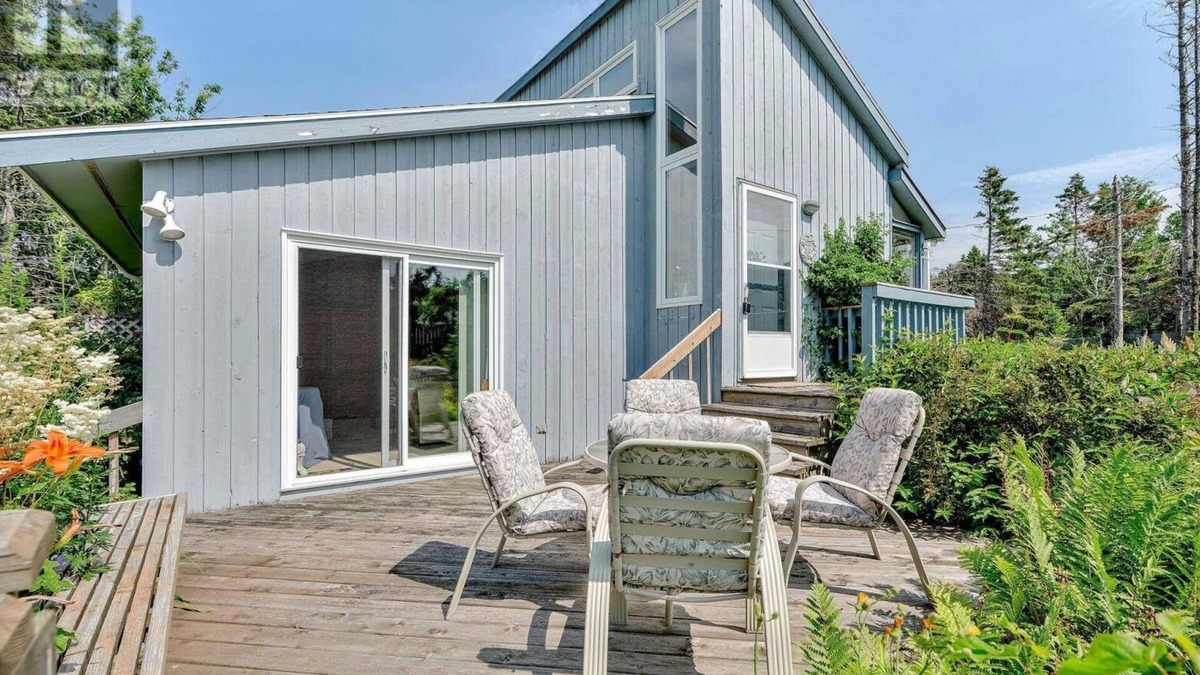 Stanhope Cottage | Waterfront 2 BR cottage on 1 acre private lot walking distance to beaches!