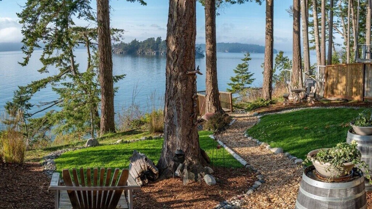 Puget Sound House | Waterfront, 2 kitchens, 2 living areas, 3 bedrooms, 3 bathrooms. Quiet.