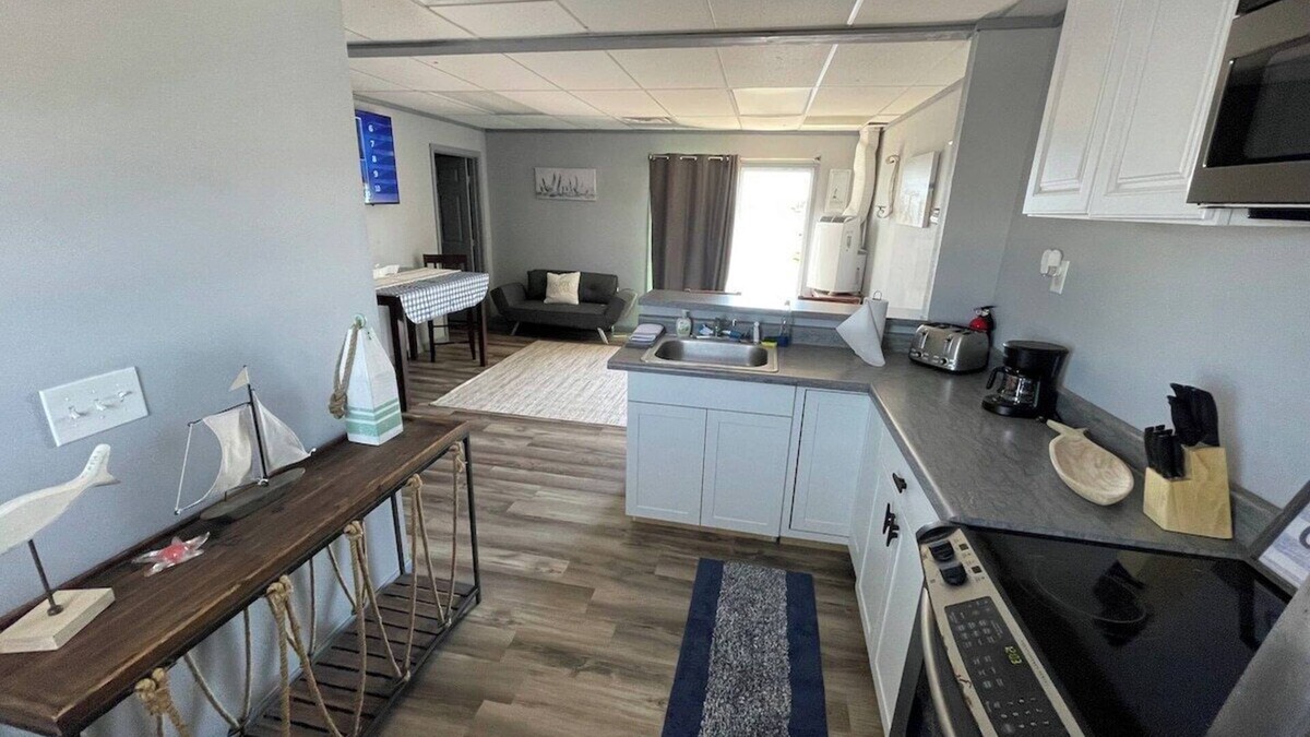 Chalmette Apartment | Waterfront 2BR Retreat ~7mi to French Qtr~ Parkingnpelicans roost
