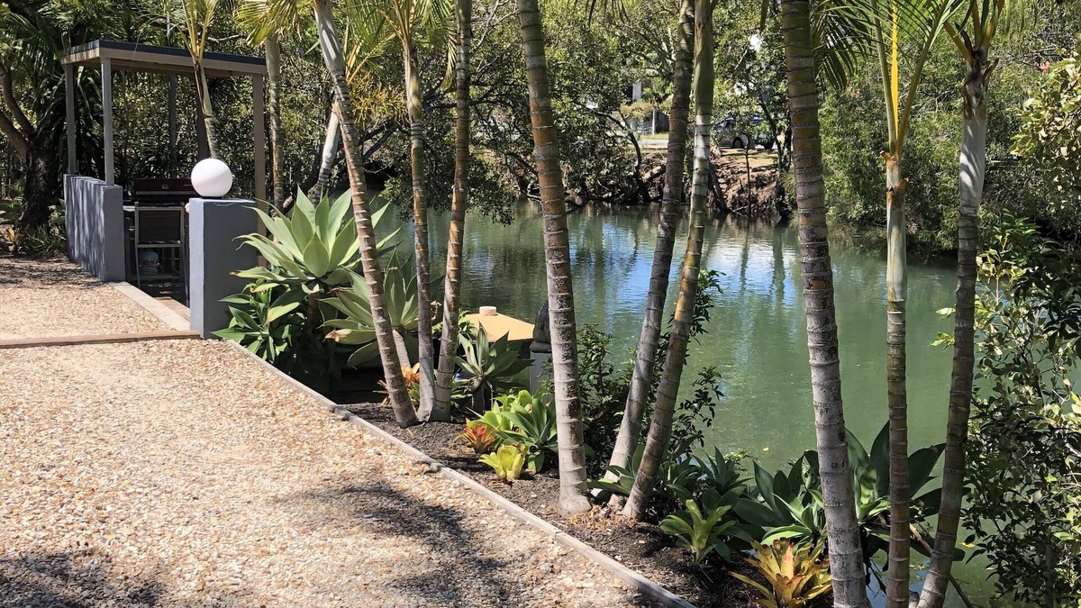 Southport Apartment | Waterfront 2Brm Villa Pet friendly.