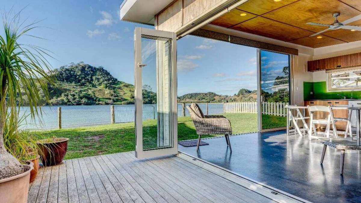 Pataua House | Waterfront 3-bedroom house + 3 bedroom cabin in beautiful Pataua South with WiFi
