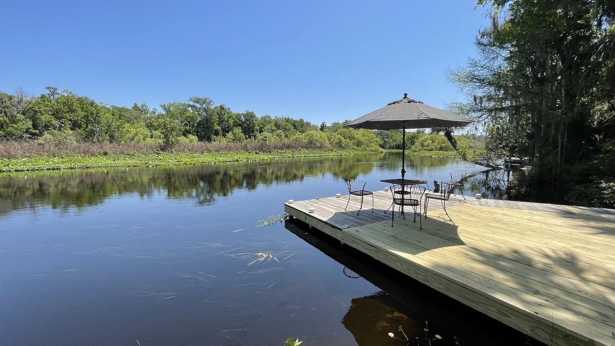 Sorrento House | Waterfront 3 Bedroom Cottage with Dock and Kayaks Close to Mount Dora & Sanford