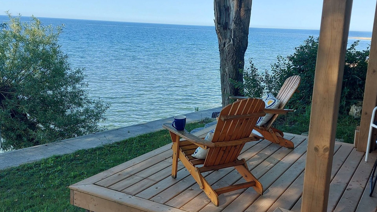 Hamilton Cottage | Waterfront 3+beds, 1 1/2 bath, hot tub, 3 private patios, shallow lake access.n