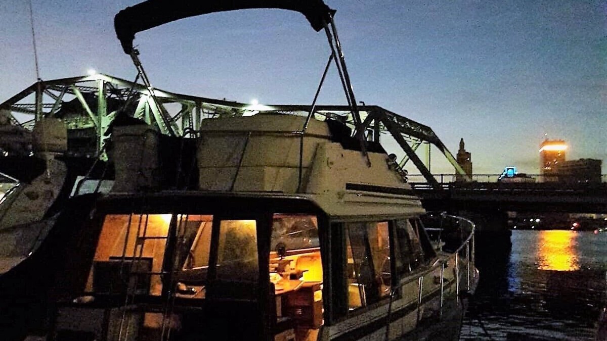 Fox Point Boat Rental | Waterfront 32' Bayliner / Yacht Rental Providence RI