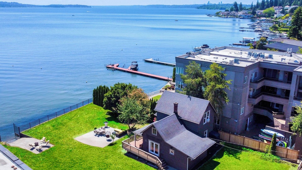 Inglewood-Finn Hill House | Waterfront 4 Beds House with Private Lake Access