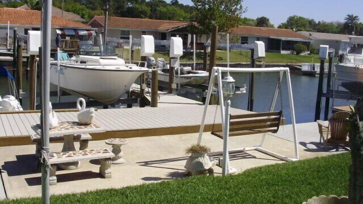 Flor-a-mar House | Waterfront, 4-person Hot Tub Spa, Wireless Hi-speed Internet.