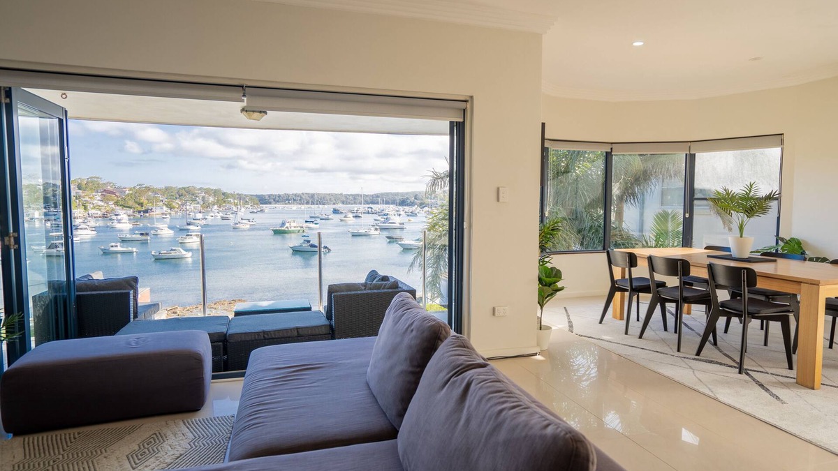 Burraneer House | WATERFRONT 7x BEDROOM APARTMENT W/HOT TUB