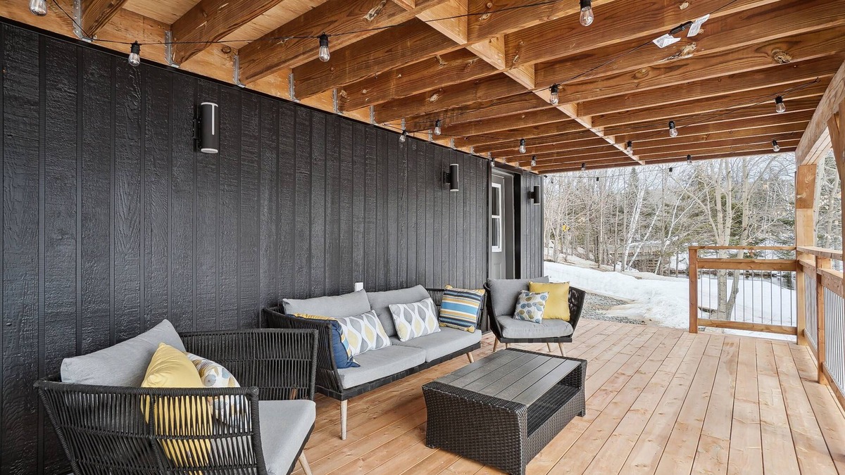 Saint-Emile-de-Suffolk Ski Chalet | Waterfront & A Waterfall!