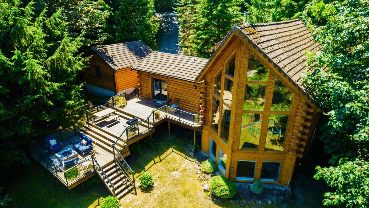 Riverbend House | ❤Waterfront Acre | 180° Views | Custom Log Home | By Vacationloghome