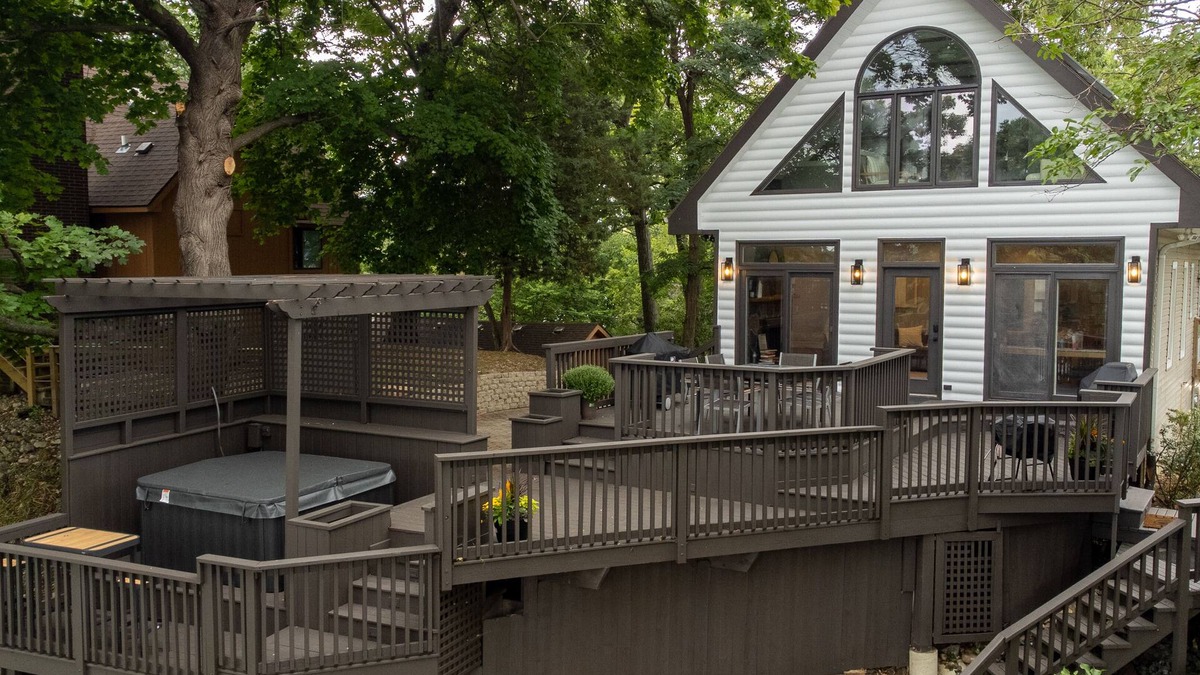 Twin Lakes House | Waterfront Adventure & Relaxation: Kayaks, SUP, and Hot Tub on Site