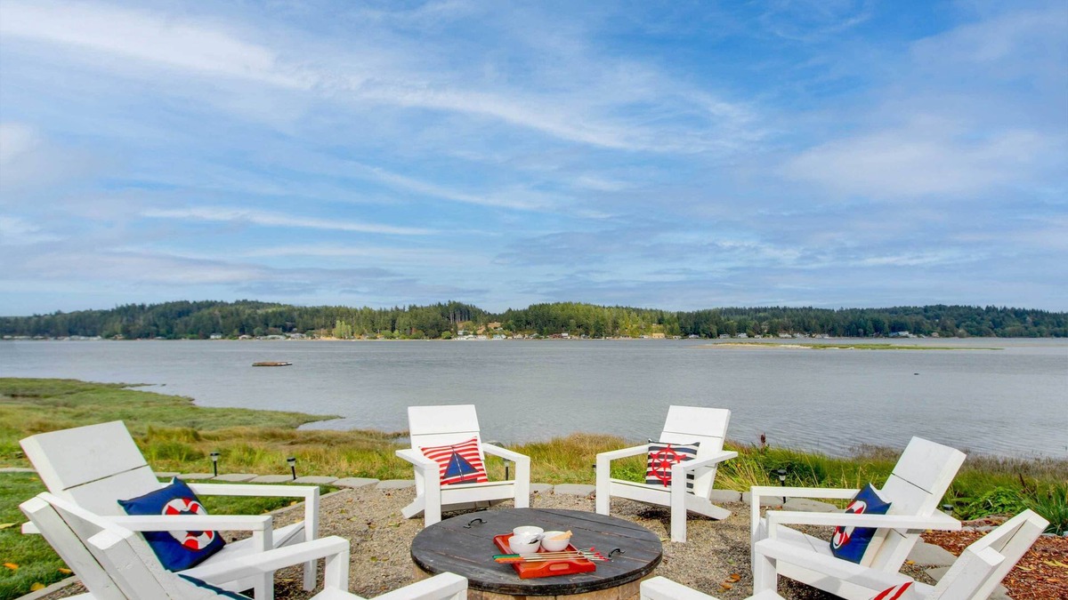 Allyn House | Waterfront Allyn Home with Fire Pit + 2 Kayaks!