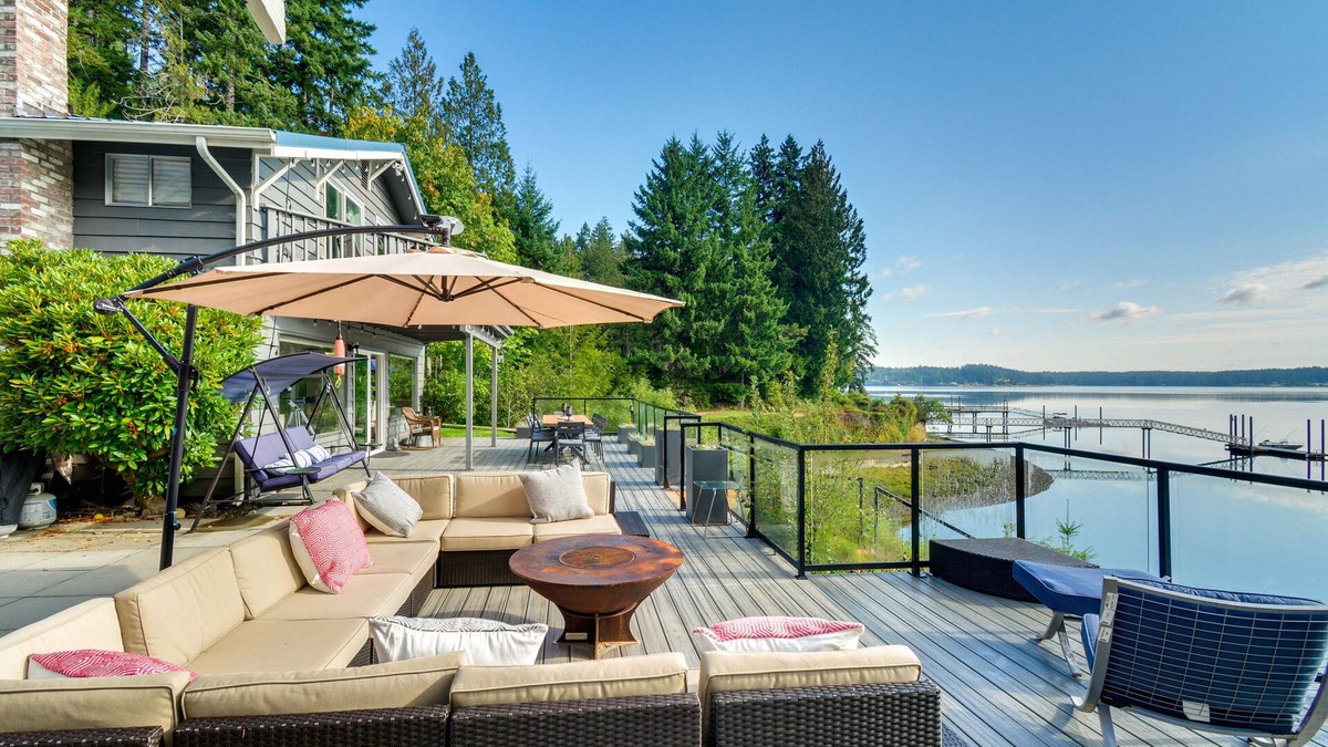 Allyn-Grapeview House | Waterfront Allyn Retreat w/Guest House & Beach!
