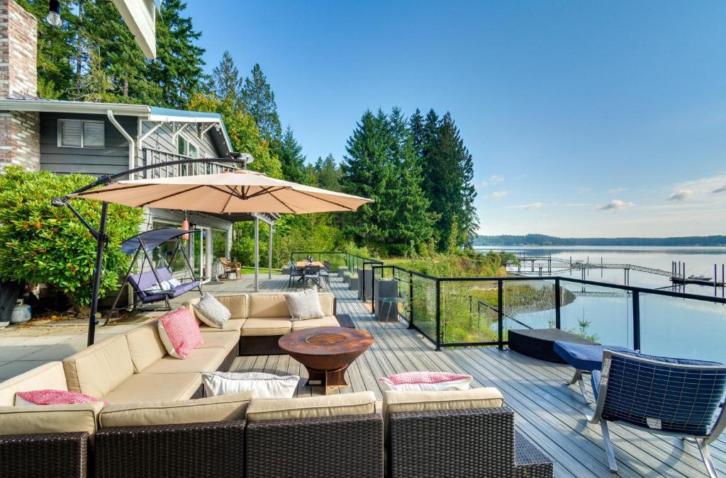 Allyn-Grapeview House | Waterfront Allyn Retreat with Guest House and Beach!