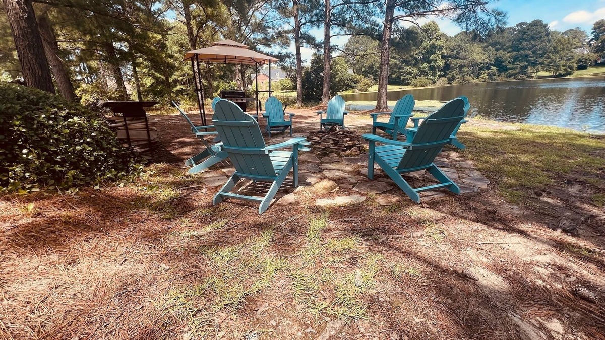 Hope Mills House | Waterfront AND Pool I Sleeps 16+ I Kayak I Gaming I Billiards I 3 OvensI 3 KINGS