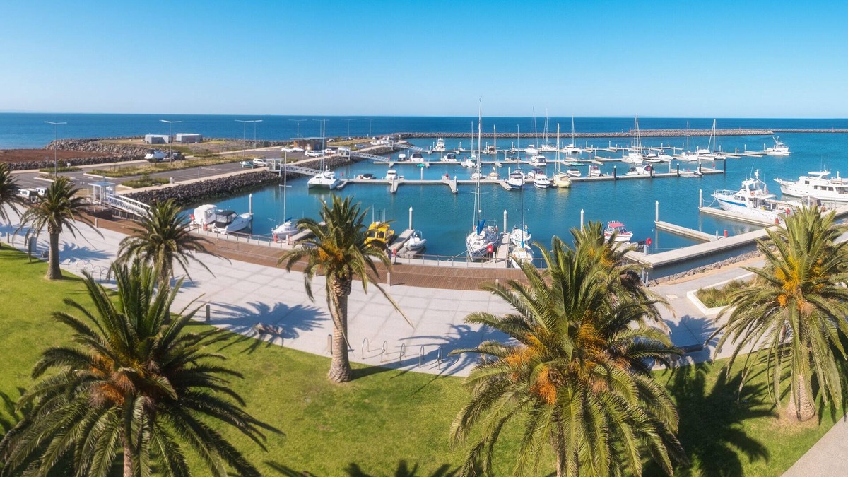 Werribee South Apartment | Waterfront Apartment with marina views!!!
