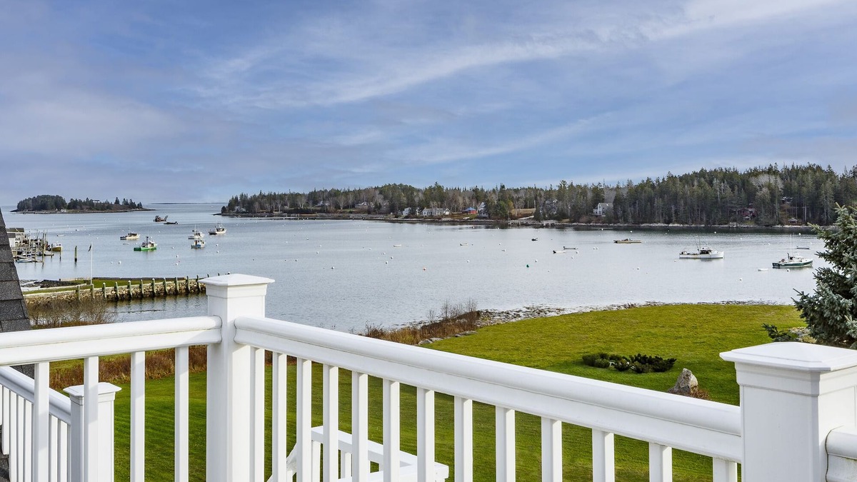 Tenants Harbor Bed & Breakfast | Waterfront Apartment w/Private Deck