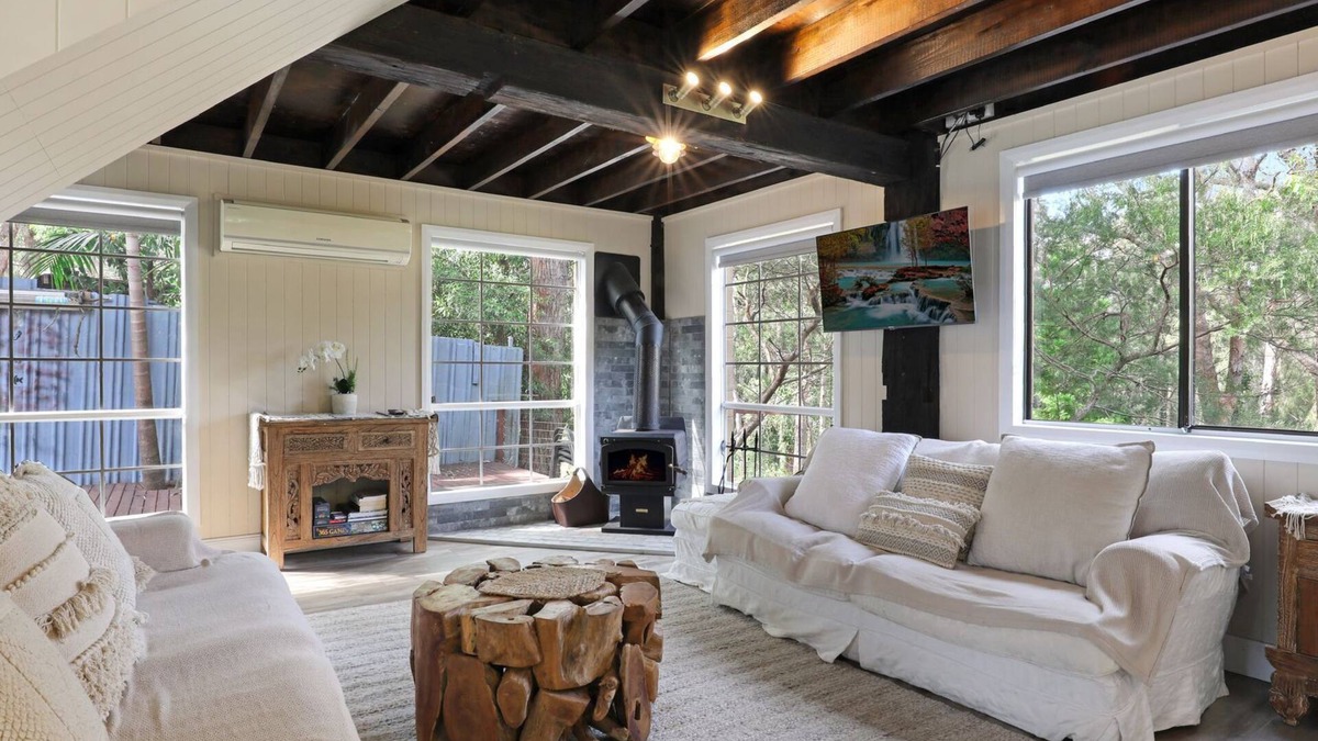 St. Georges Basin House | Waterfront Getaway, Pet Friendly – 1 Night Stays!