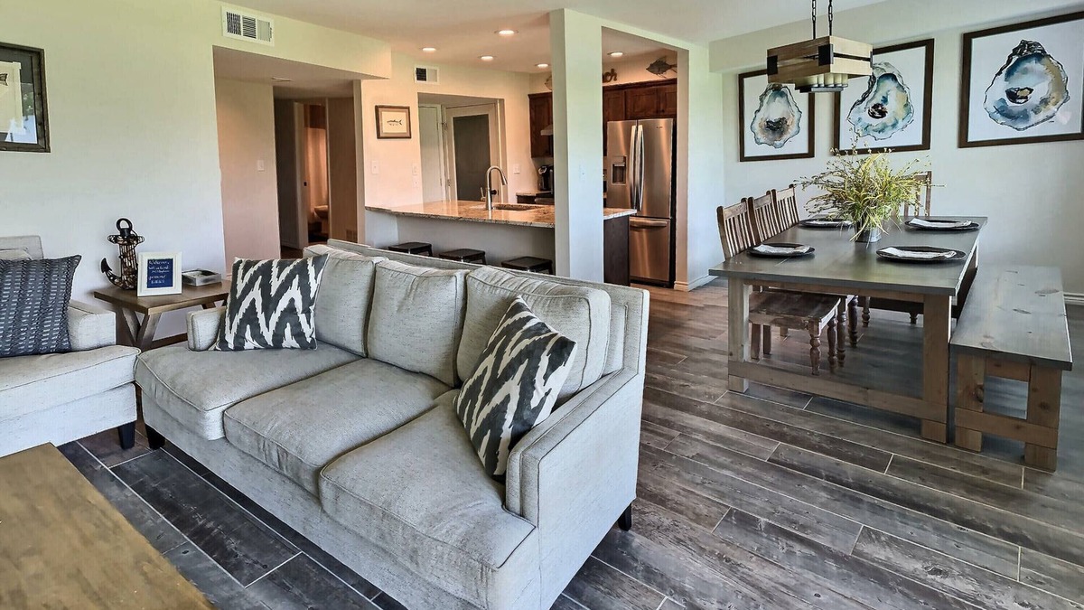 Harbor Oaks Condo | Waterfront Bayhouse condo on Canoe Lake. Three Pools. Boat slip. Tennis.