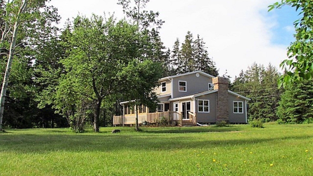 Corran Ban House | Waterfront Beach House, mins from National Park Beaches and Charlottetown