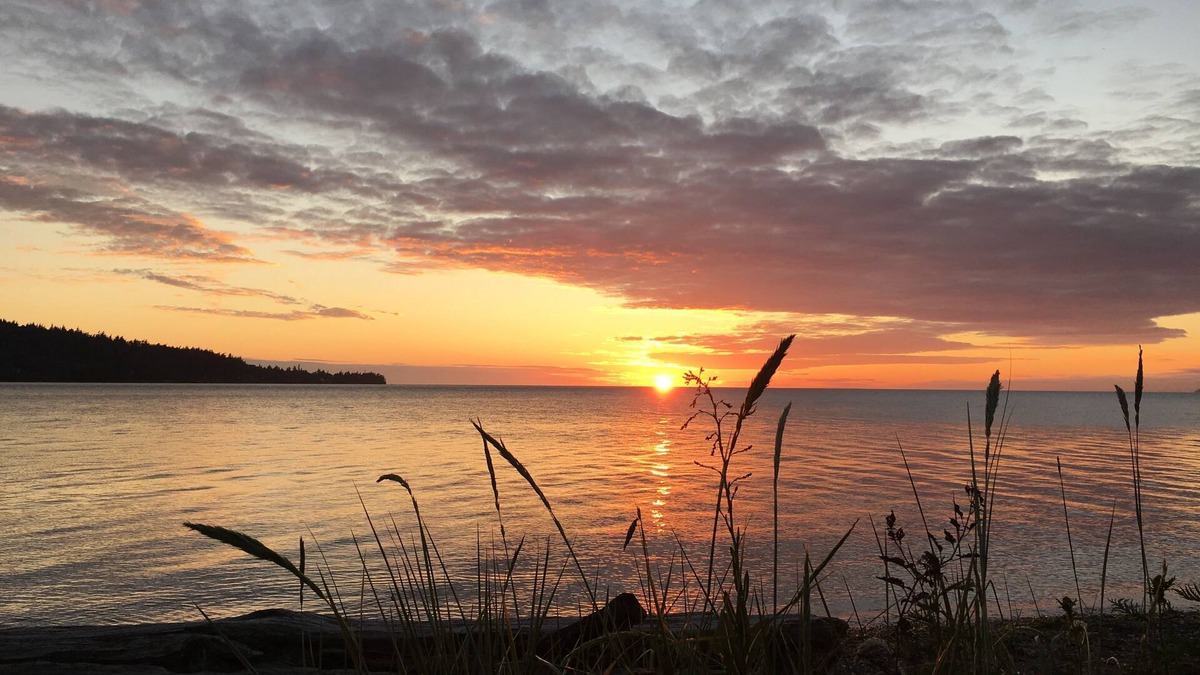 Bellingham House | Waterfront Beach House with Gorgeous Sunsets