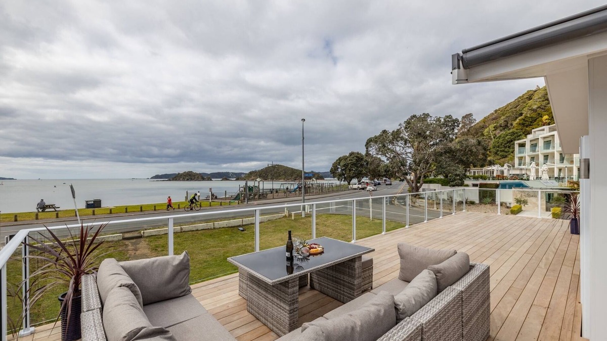 Paihia Cottage | Waterfront Beach House - Paihia Holiday Home