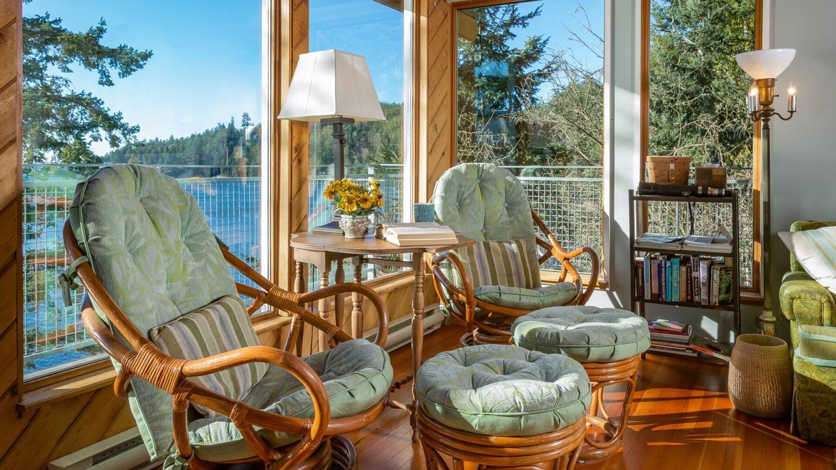 Bowen Island Cottage | Waterfront~Beach~Panoramic Sea Views~New Kitchen~Lrg Sunny Seaside decks~BBQ