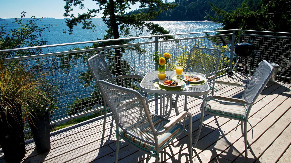 Bowen Island Apartment | Waterfront~Beach~Panoramic Southerly Views~Sunny Seaside Decks~Peaceful Studio