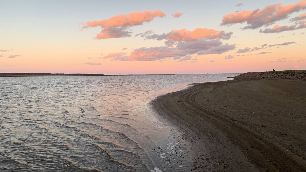 Richibucto House | Waterfront & Beach Retreat with beach-community Pool and Hot Tub