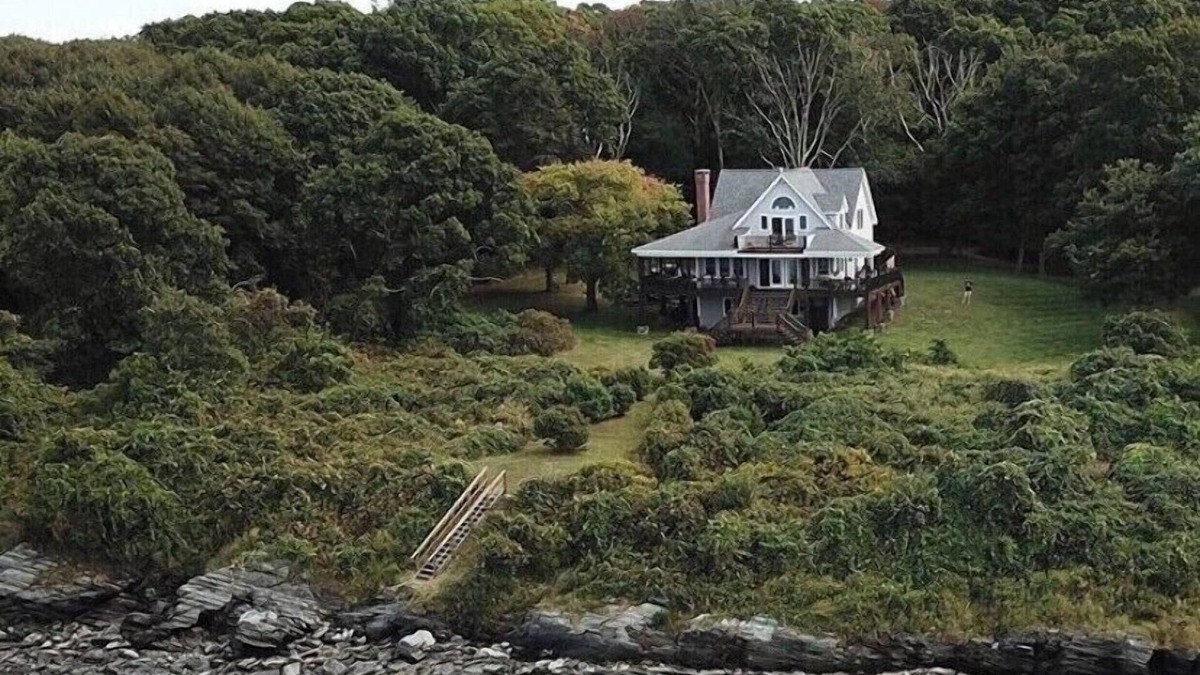 Portsmouth House | Waterfront, beautiful home, breathless sunsets on Prudence Island