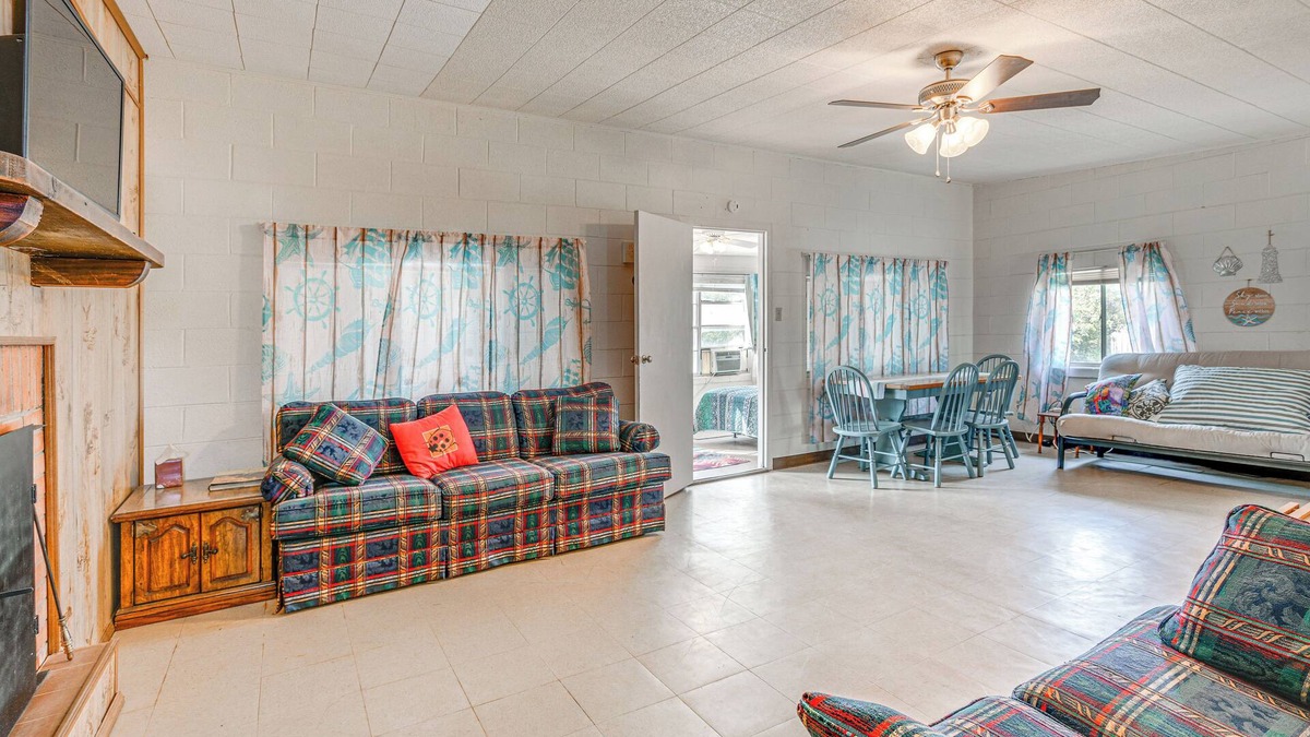 Maryneal Cottage | Waterfront Blackwell Cottage w/Patio & Fire Pit!