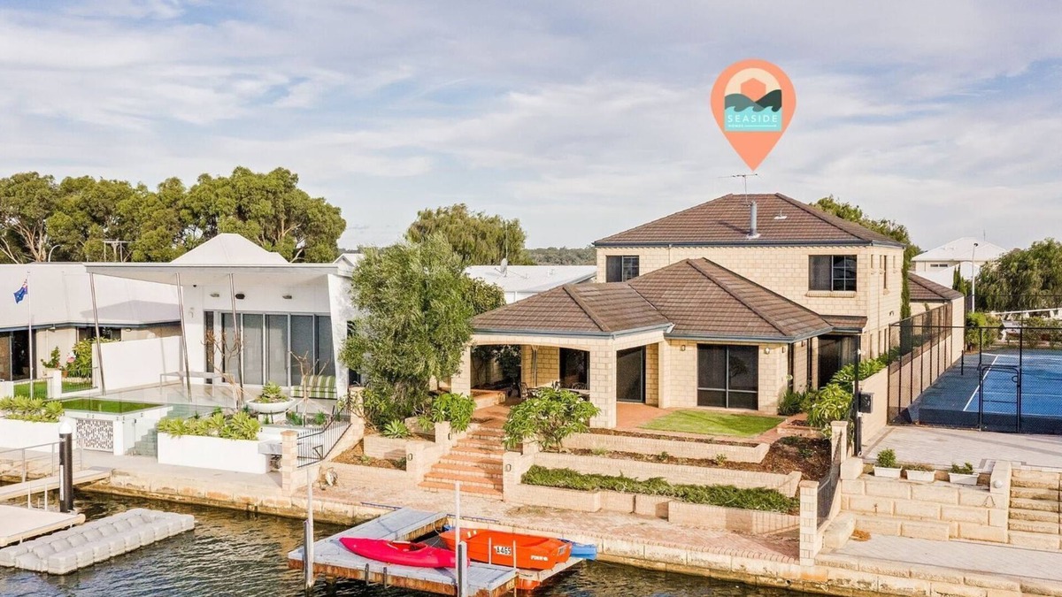 Geographe House | Waterfront Bliss: Serenity & Adventure Await!