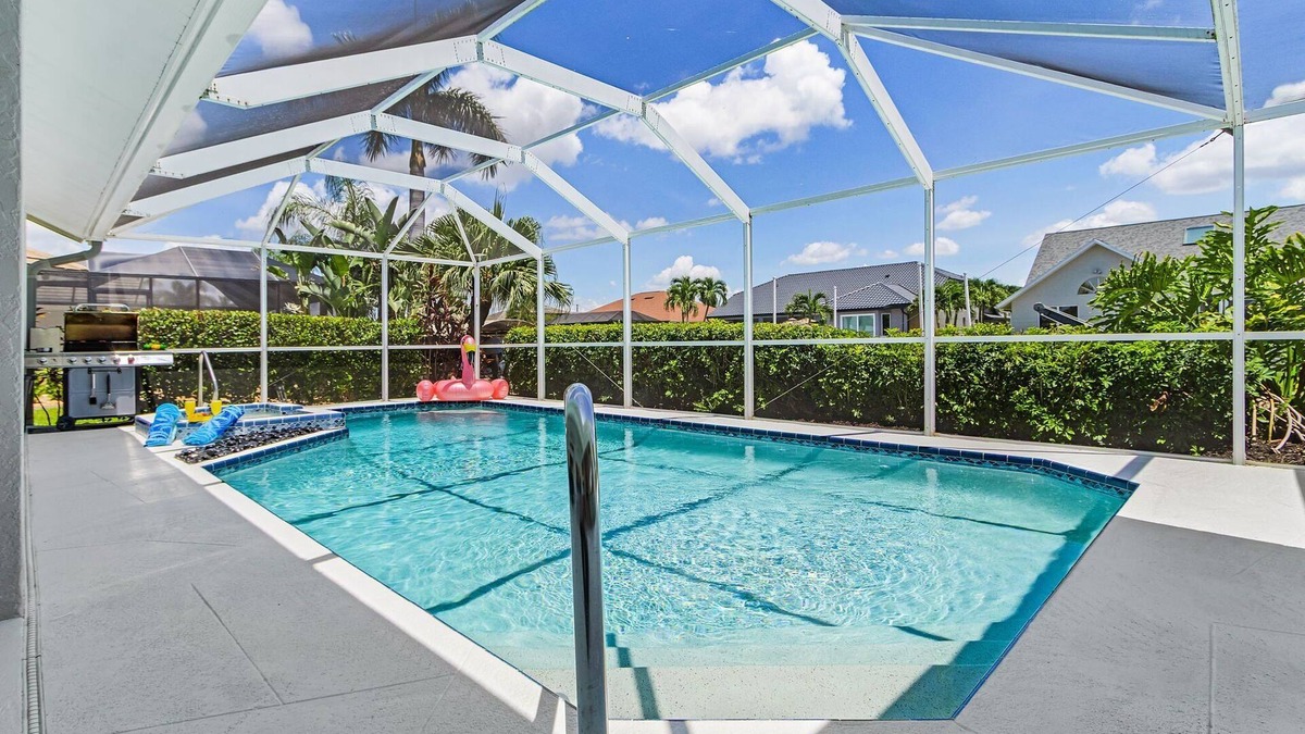 Pelican House | Waterfront Bliss with Heated Pool, Spa & Private Dock Adventures – The Coral Dockhouse