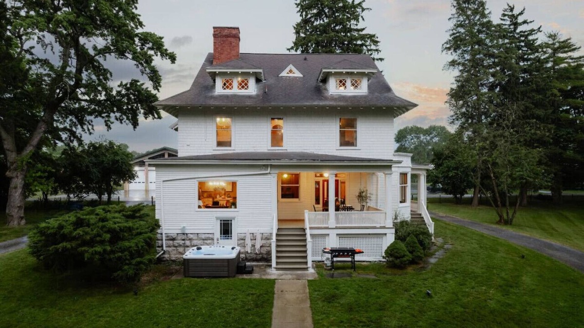 Melrose Park House | Waterfront, Boat, Hot Tub, Movie Theater Firepit