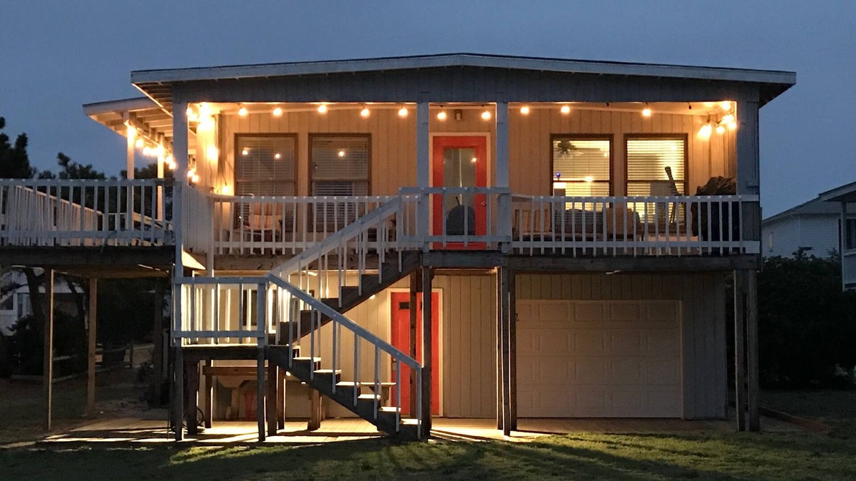 Oak Island House | Waterfront- Bring your Kayaks & Fishing Poles!