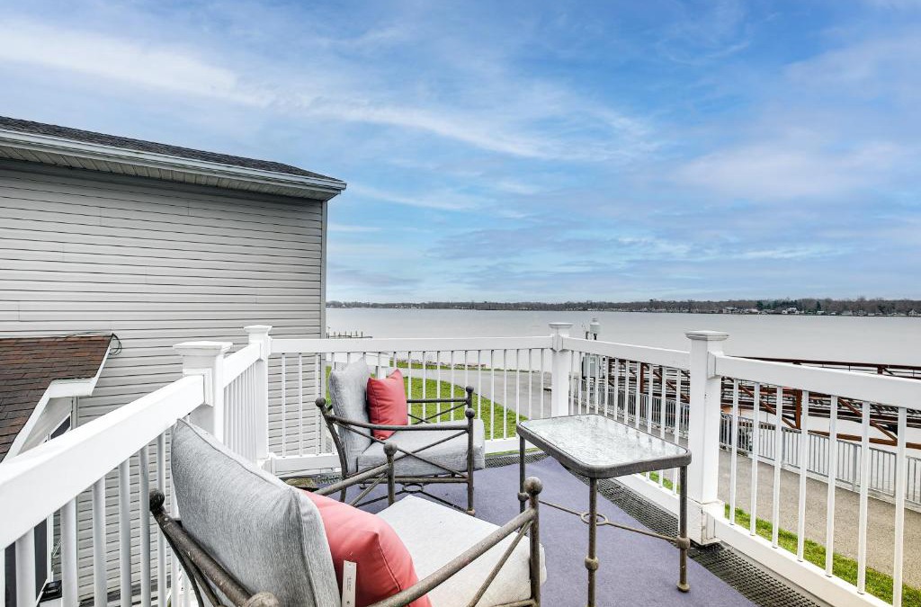 Buckeye Lake House | Waterfront Buckeye Lake House Deck and Views!